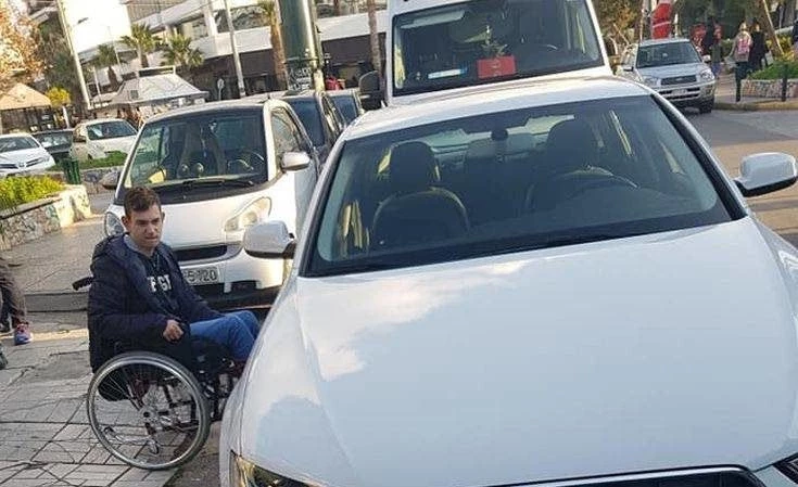 Aπίστευτη ταλαιπωρία! Το ξέσπασμα ενός πατέρα που περίμενε επί 45 λεπτά με τον γιο του σε μπλοκαρισμένη διάβαση (εικόνες)